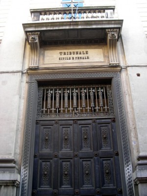 Il monumentale portone d’ingresso al “Tribunale Civile e Penale”. Fotografia di Silvia Bertelli.