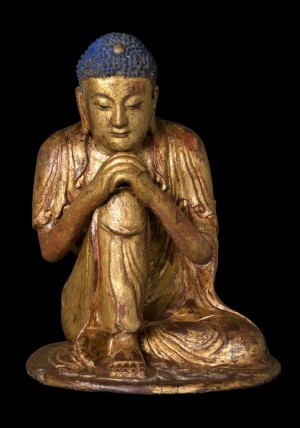 Arte cinese, dinastia Yuan o inizi dinastia Ming, Buddha Shakyamuni in meditazione, XIII-XIV secolo, legno, lacca dorata. Roma, Collezione Banca d'Italia
