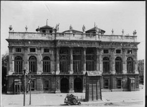 Palazzo Madama, facciata, effetti dei bombardamenti. Fondazione Torino Musei, Archivio fotografico. © Fondazione Torino Musei