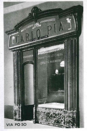 Il locale della Macelleria Carlo Pia, verso la metà del '900 inglobato nella vicina pasticceria, 1920-1930, (riproduzione da libro: L. Artusio, M. Bocca, M. Governato, 2005, p. 110, n.221)