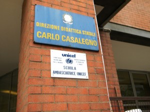 Targa con intitolazione della Scuola elementare Carlo Casalegno. Fotografia di Vanessa Delle Case.