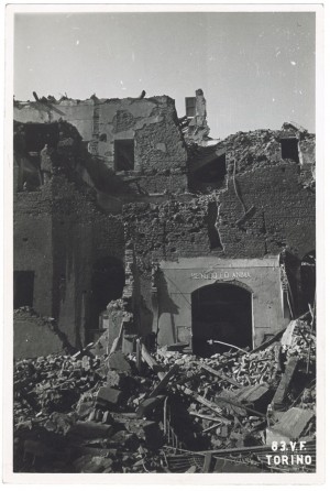 Via Giuseppe Verdi 16 (Via Po?). Comando del Distretto Militare di Torino. Effetti prodotti dai bombardamenti dell'incursione aerea dell'8 agosto 1943. UPA 3821_9E02-32. © Archivio Storico della Città di Torino/Archivio Storico Vigili del Fuoco