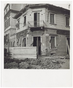 Via Luigi Cibrario angolo Via Medail. Farmacia dell'Ospedale Maria Vittoria. Effetti prodotti dai bombardamenti del 4-5 dicembre 1940. UPA 0911D_9A01-53. © Archivio Storico della Città di Torino