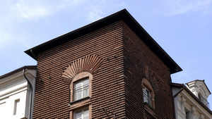 Basamento rustico della nuova Torre civica all'angolo delle vie Milano e Corte d'Appello. Fotografia di Plinio Martelli, 2010. © MuseoTorino