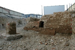Un tratto del muro di rivestimento del rivellino con un pilastro del ponte, © Soprintendenza per i Beni Archeologici del Piemonte e del Museo Antichità Egizie