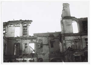 Via Monginevro. Effetti prodotti dai bombardamenti dell'incursione aerea del 9 dicembre 1942. UPA 3126D_9D04-12. © Archivio Storico della Città di Torino