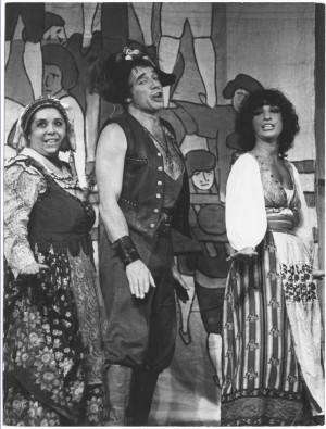 Wilma D'Eusebio, Gipo Farassino e Raffaella De Vita (da sx) nella rappresentazione 