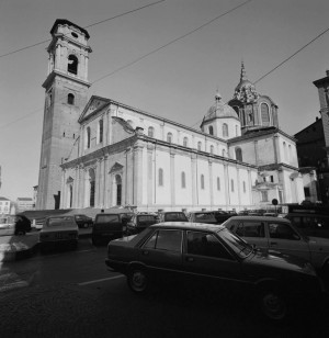 Piazza San Giovanni con parcheggio, Duomo, anni Novanta © Archivio Storico della Città di Torino (NAF 14_8D01)