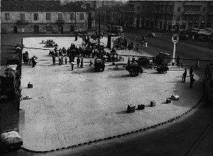 Piazza Crispi durante lo sciopero degli ambulanti del 5 settembre 1955. © Archivio Storico della Città di Torino
 