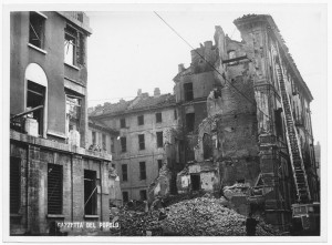 Dipartimento di Prevenzione (ex Ufficio d'Igiene), Via della Consolata 10. Effetti prodotti dai bombardamenti dell'incursione aerea dell'8 dicembre 1942. UPA 2715_9C05-21. © Archivio Storico della Città di Torino
