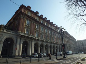 Edificio di civile abitazione e negozi in piazza Statuto 10