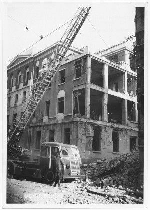 Dipartimento di Prevenzione (ex Ufficio d'Igiene), Via della Consolata 10. Effetti prodotti dai bombardamenti dell'incursione aerea dell'8 dicembre 1942. UPA 2720_9C05-34. © Archivio Storico della Città di Torino