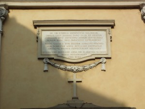 Chiesa dello Spirito Santo, iscrizione in facciata che ricorda il bombardamento del 13 luglio 1943. Fotografia di Paola Boccalatte, 2014. © MuseoTorino