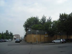 Muro di cinta della caserma all’angolo fra via Veglia e via Pininfarina. Fotografia di Silvia Bertelli.