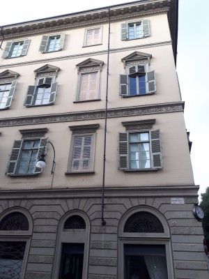 Finestre dipinte a trompe l'oeil in via Giolitti 52a