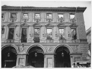 Piazza San Carlo, “Palazzo Turinetti di Pertengo ora Renato Falicon. Danni apportati da incursione […]. Effetti prodotti dai bombardamenti dell'incursione aerea del 20-21 novembre 1942 .UPA 1801_9B01-27. © Archivio Storico della Città di Torino