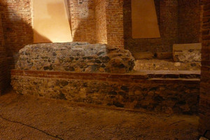 Un particolare del muro della cavea in ciottoli e ricorsi regolari di mattoni, © Soprintendenza per i Beni Archeologici del Piemonte e del Museo Antichità Egizie.