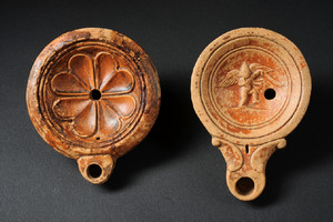 Due lucerne a olio. © Soprintendenza per i Beni Archeologici del Piemonte e del Museo Antichità Egizie.