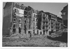 Crollo di edifici in Via Lodi. Effetti prodotti dai bombardamenti dell'incursione aerea del 13 luglio 1943. UPA 3650_9E01-43. © Archivio Storico della Città di Torino/Archivio Storico Vigili del Fuoco