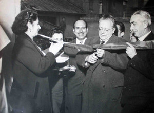 Cerimonia di inaugurazione della sede di via Foligno con il taglio del nastro del segretario del Pci Palmiro Togliatti. © Archivio Circolo Arci De Angeli.