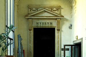 Porta d’ingresso a una delle sale del Museo Egizio. Fotografia di Dario Lanzardo, 2010. © MuseoTorino.