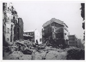 Via Amerigo Vespucci angolo Via Gian Domenico Cassini. Effetti prodotti dai bombardamenti dell'incursione aerea del 9 dicembre 1942. UPA 3105D_9D03-59. © Archivio Storico della Città di Torino