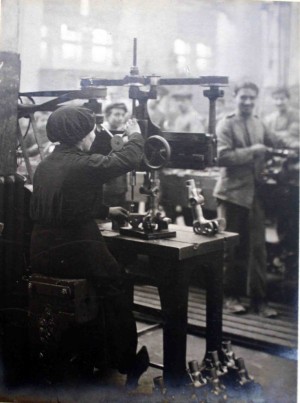 Reparto meccanica trapano - treppiede per mitragliatrice 1915-1916. ASTo, Sez. Riunite, Asnos, Fondo Materiale fotografico 358. © Archivio di Stato di Torino