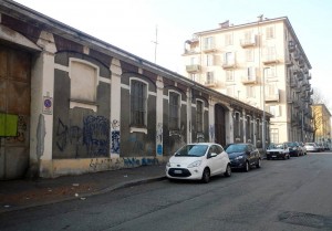 Basso fabbricato industriale, risparmiato dai bombardamenti, in via Buscalioni 8, sede di Chimica Strola. Fotografia di Gianluca Beltran Komin, 2015 in www.immaginidelcambiamento.it