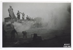 Palazzo Madama, Piazza Castello. Effetti prodotti dai bombardamenti dell'incursione aerea del 12-13 agosto 1943. UPA 3906D_9E03-10. © Archivio Storico della Città di Torino/Archivio Storico Vigili del Fuoco