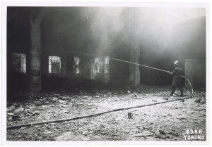 “Gallettificio Militare, Largo Brescia” (sic). Effetti prodotti dai bombardamenti dell'incursione aerea del 13 luglio 1943. UPA 3648_9E01-41. © Archivio Storico della Città di Torino/Archivio Storico Vigili del Fuoco