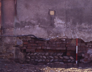 Un particolare della muratura a spina di pesce di età medievale conservata in una struttura più recente, © Soprintendenza per i Beni Archeologici del Piemonte e del Museo Antichità Egizie.
