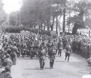 6 maggio 1945, sfilano i partigiani che hanno partecipato alla liberazione di Torino. © Archivio Storico AMMA