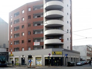 Edificio residenziale, area ex cinema Adua, corso Giulio Cesare 67. Fotografia di Gianluca Beltran Komin, 2015