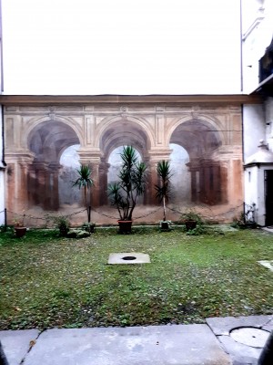 Trompe l'oeil, via Santa Chiara 15,  interno cortile 