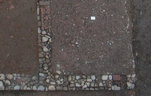 Particolare delle strutture in corso di scavo; nel vano a destra è riconoscibile la pavimentazione in frammenti di laterizi e ghiaia, © Soprintendenza per i Beni Archeologici del Piemonte e del Museo Antichità Egizie