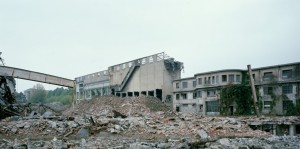 Veduta dell’Edificio 37 dello stabilimento Michelin durante le demolizioni, prima della ristrutturazione. Fotografia di Filippo Gallino per la Città di Torino, settembre 2001.