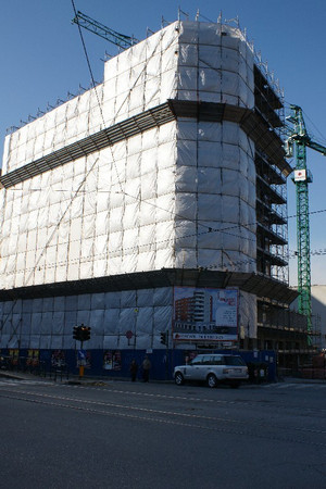 Il palazzo Adua che sta sorgendo al posto del Cinema. Fotografia di Giuseppe Beraudo, 2010.