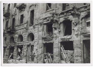 Piazza Carlo Ignazio Giulio. Effetti prodotti dai bombardamenti dell'incursione aerea del 20-21 novembre 1942. UPA 1741D_9A06-50. © Archivio Storico della Città di Torino
