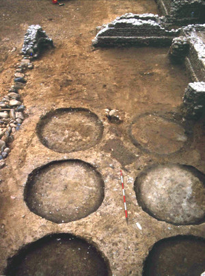 Particolare delle impronte dei recipienti interrati, © Soprintendenza per i Beni Archeologici del Piemonte e del Museo Antichità Egizie.