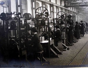 Elettricità - confezione delle bobine induttrici 1915-1916. ASTo, Sez. Riunite, Asnos, Fondo Materiale fotografico 358. © Archivio di Stato di Torino