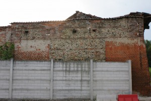 Dettaglio del muro lato est delle cascine Ranotte. Fotografia di Edoardo Vigo, 2012.