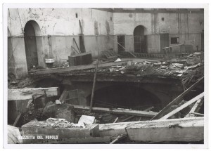 Piazza della Repubblica, (Porta Palazzo) Mercato del Pesce. Effetti prodotti dai bombardamenti dell'incursione aerea del 30 Novembre ( 8 Dicembre ) 1942. UPA 2405D_9C02-30. © Archivio Storico della Città di Torino