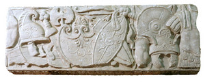 Uno dei blocchi del monumento funerario con fregio d’armi, © Soprintendenza per i Beni Archeologici del Piemonte e del Museo Antichità Egizie.