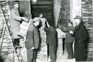 Biblioteca civica Centrale dopo il bombardamento, ricovero dei libri superstiti nelle cantine dell'edificio, 1943. Biblioteca civica Centrale © Biblioteche civiche torinesi