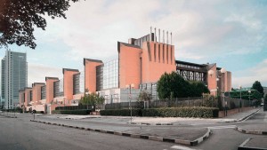  Ex Caserme Pugnani Cavalli e Sani, Palazzo di Giustizia con vista sul grattacielo San Paolo. Fotografia di Francesca Talamini, 2015
 