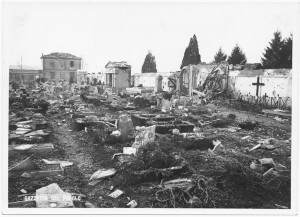 Cimitero di Pozzo Strada. Effetti prodotti dai bombardamenti dell'incursione aerea del 9 dicembre 1942. UPA 3141D_9D04-34. © Archivio Storico della Città di Torino
