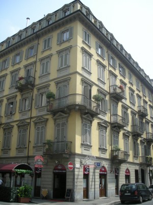 Edificio di civile abitazione e negozi in via Passalacqua 6 