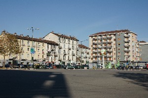 Il fronte sinistro della piazza con gli edifici di fine Ottocento, inizio Novecento. Fotografia di Giuseppe Beraudo, 2010.