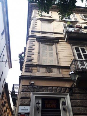 Finestre a trompe l'oeil in via San Domenico angolo via Bellezia