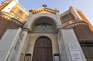 Parrocchia di Maria Regina della Pace (ingresso). Fotografia di Mauro Raffini, 2010. © MuseoTorino